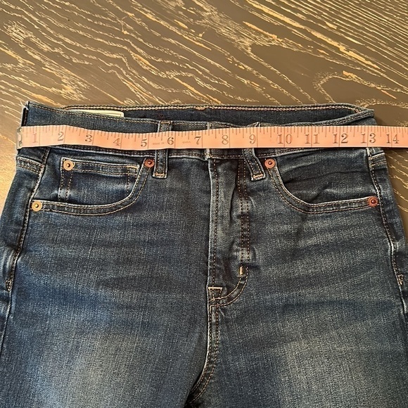 GAP true skinny high rise, medium wash, light distressing, size 26 - Picture 5 of 11